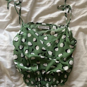 Linne -  pett linne från rodebjer som jag fortfarande tycker väldigt mycket om men som aldrig kommer till användning. Kan tänka mig att sälja om det erbjuds ett bra pris 💕