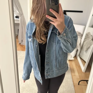 Blå Jeansjacka  - Snygg jeansjacka i nyskick, aldrig använd så prislappen sitter kvar. Köpte den för 399 kr! 💗