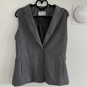 Skitcool väst - En väst som kompletterar din outfit om du vill ha en stil som drar åt mer Old school hållet - inga jobba knappar utan klickar lätt i!