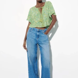 Mönstrad blus med dekorpärlor - Säljer denna jätte fina blusen från zara som är slutsåld! Är i nyskick endast testad med prislapp kvar!! Funkar för någon med mindre storlek oxå då den är lite fladdrig i vanliga fall och är oxå lite cropped💕💕