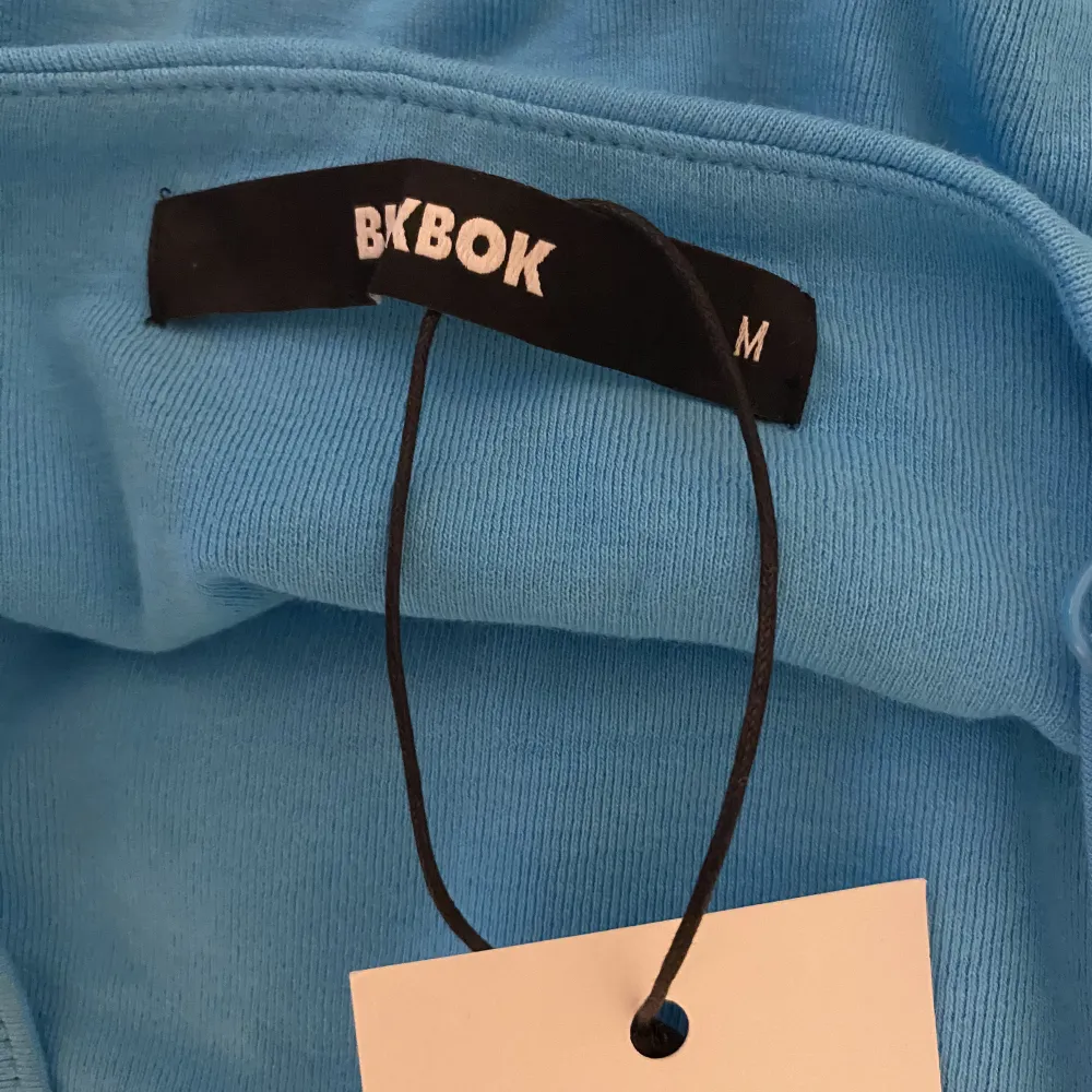 En kortare blå klänning från BikBok 💙 Aldrig använd med lapparna kvar. Klänningar.