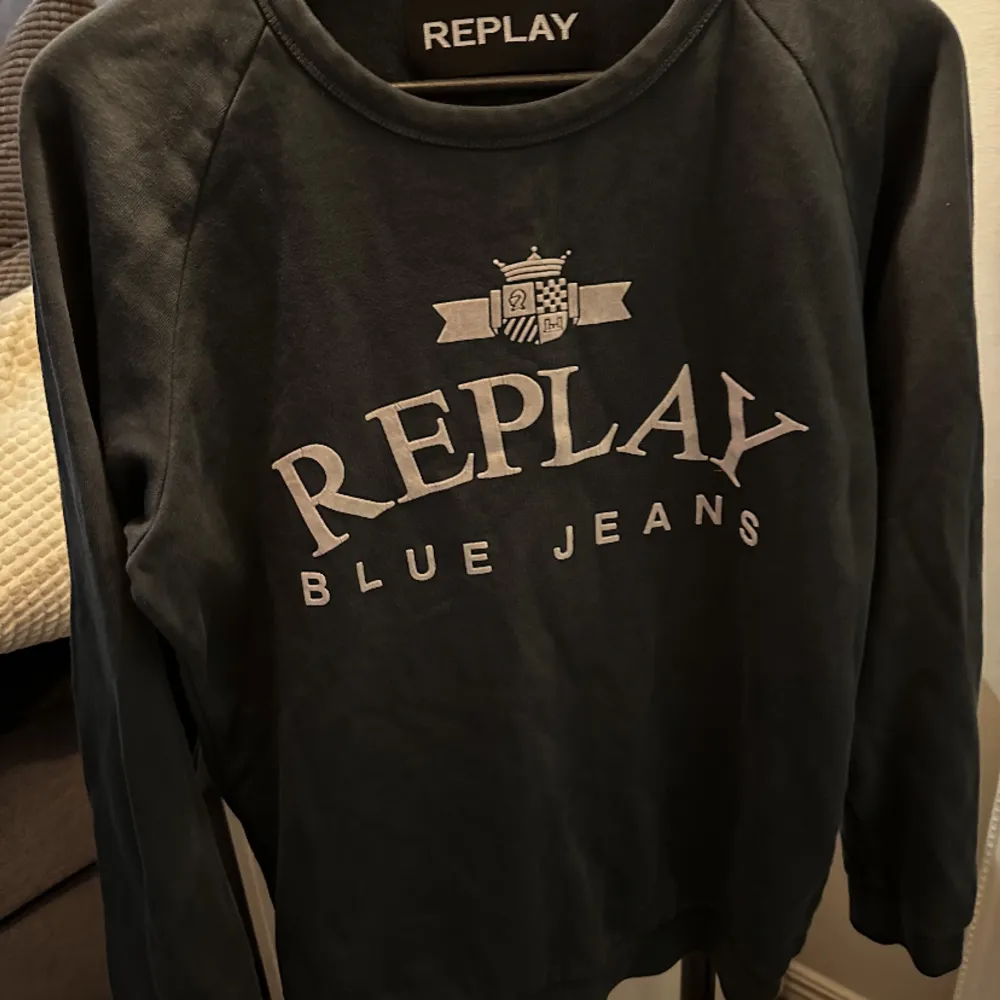 Replay tröja köpt på nk, använd ett få antal gånger och därav bra skick. Tröjor & Koftor.