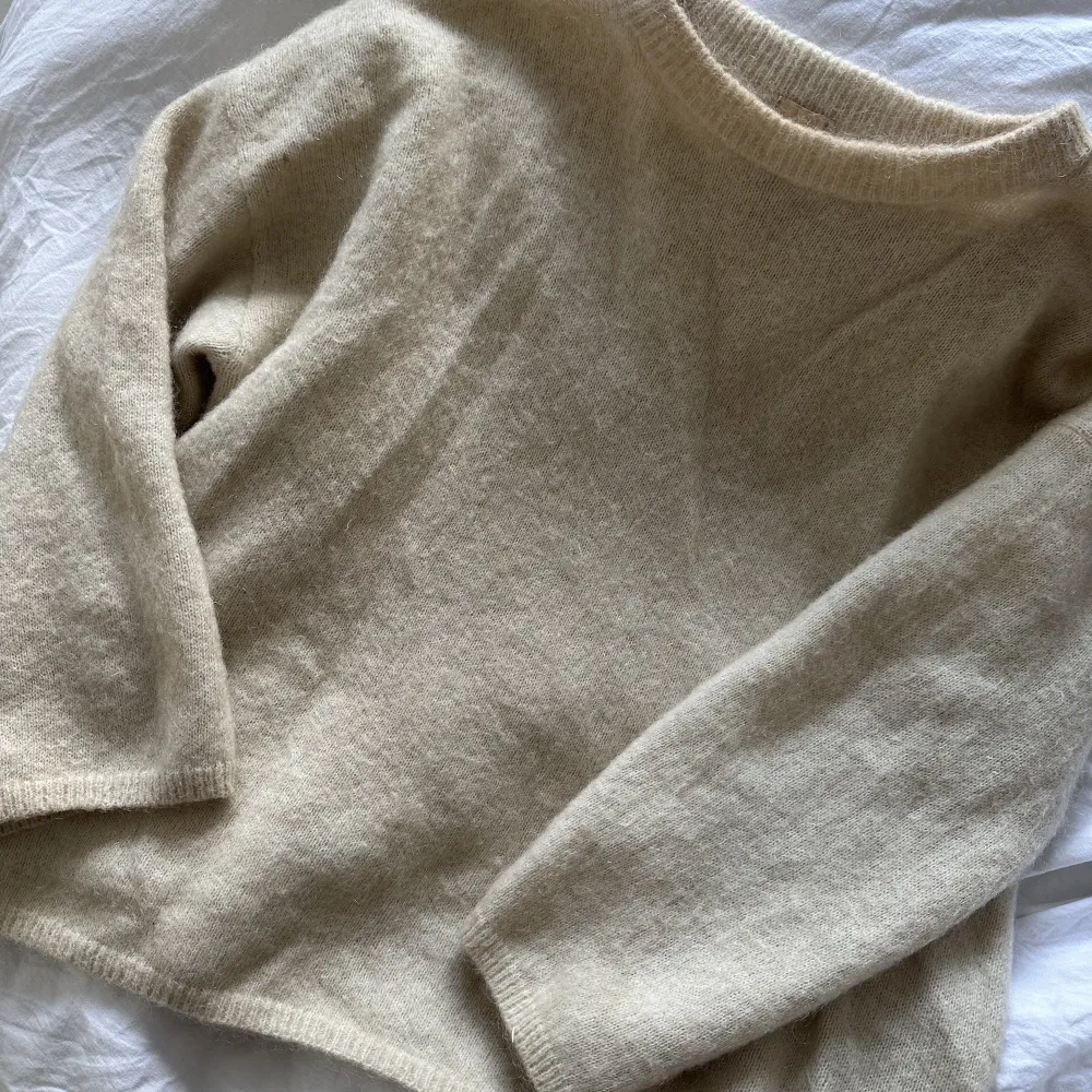 Säljer denna populära krämvita mohair tröjan ifrån h&m, strl xs 🤎🤎säljs vid bra bud!. Stickat.