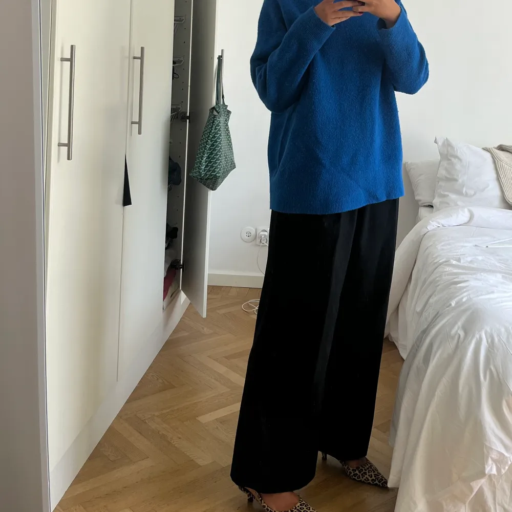 Kornblå stickad polo tröja i storlek M från Zara 🥰. Stickat.