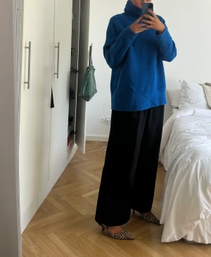 Kornblå stickad polotröja  - Kornblå stickad polo tröja i storlek M från Zara 🥰