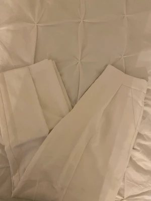 Kostymbyxor - Vita kostymbyxor i jättefin modell och vackert material 🩵 Använda en gång 💙 