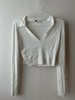 HM croptop - Ribbad top från HM med krage.  S