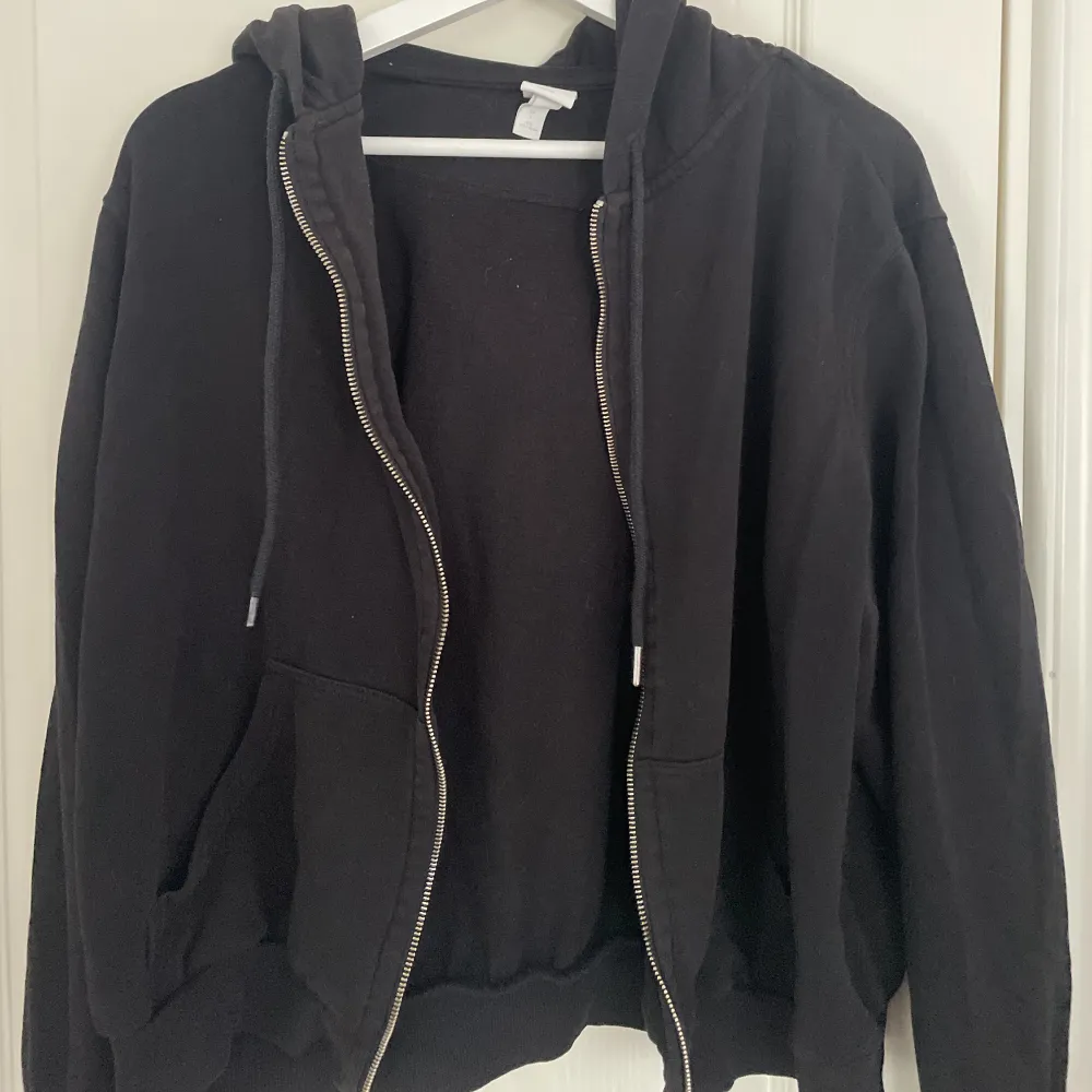 Säljer denna svarta zip up hoodie!! Inga defekter eller ”fel”. Hoodies.
