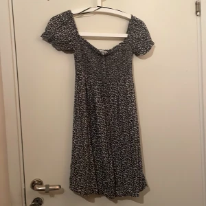 Svart klänning - Svart klänning med mönster. Köpt i New Yorker i märket FB Sisters. Storlek S. Finns i babyblå också.