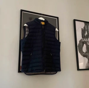 Parajumper väst - Säljer min snygga parajumper väst för den har blivit liten, skulle säga att skicket är 10/10 förutom en liten defekt på baksidan som jag har fixat (sista bilden längst ner till vänster) passar både S och M 🙌🏼