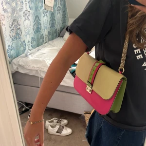 Valetino väska  - Kollar intresset på min absolut ballaste väska ifrån valentino. Så snygg till en basic outfit men måste tyvärr rensa bland mina kläder och väskor. Köpt för 12000kr bra skick med några defekter. tyvärr inget kvitto kvar men dustbag medföljer.