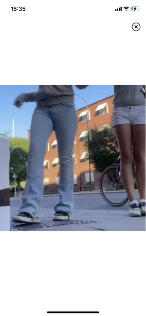 Zara jeans - Köpta nyligen här på Plick men var tyvärr förstora på mig. Direkt köp 450! Köpt är köpt! Storlek 36 men passar oxå 38. Förra ägaren har sytt upp längst ner då de va för långa men passar i längd om du är 165-167🌸köpare står för frakt 📦 