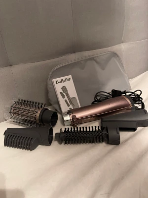 Värmeborste  - Hej! Säljer min värmeborste som jag fick för ungefär 3 månader sen så den är ganska ny. Säljer pga den aldrig kommit till användning:) ingår 4 borst munstycken och instruktioner, pris kan diskuteras 🥰Orginalpris 679kr