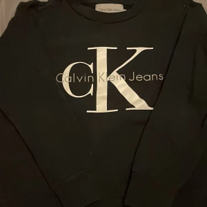 Sweatshirt  - Sweatshirt i märket Calvin Klein storlek S. Aldrig använt den tuvärr. Ny skick. 