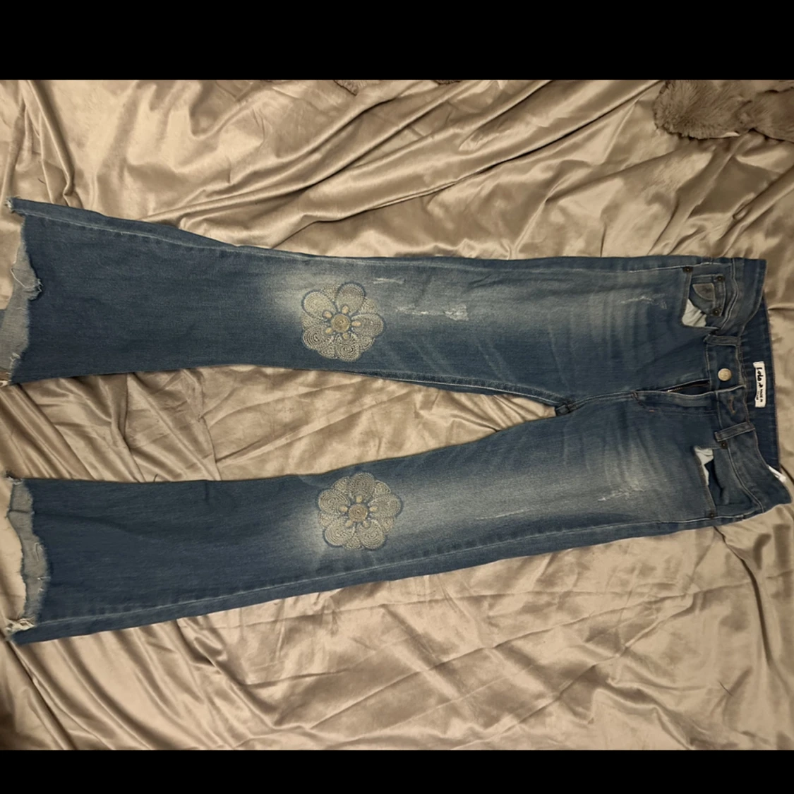 Snygga jeans med blommor 