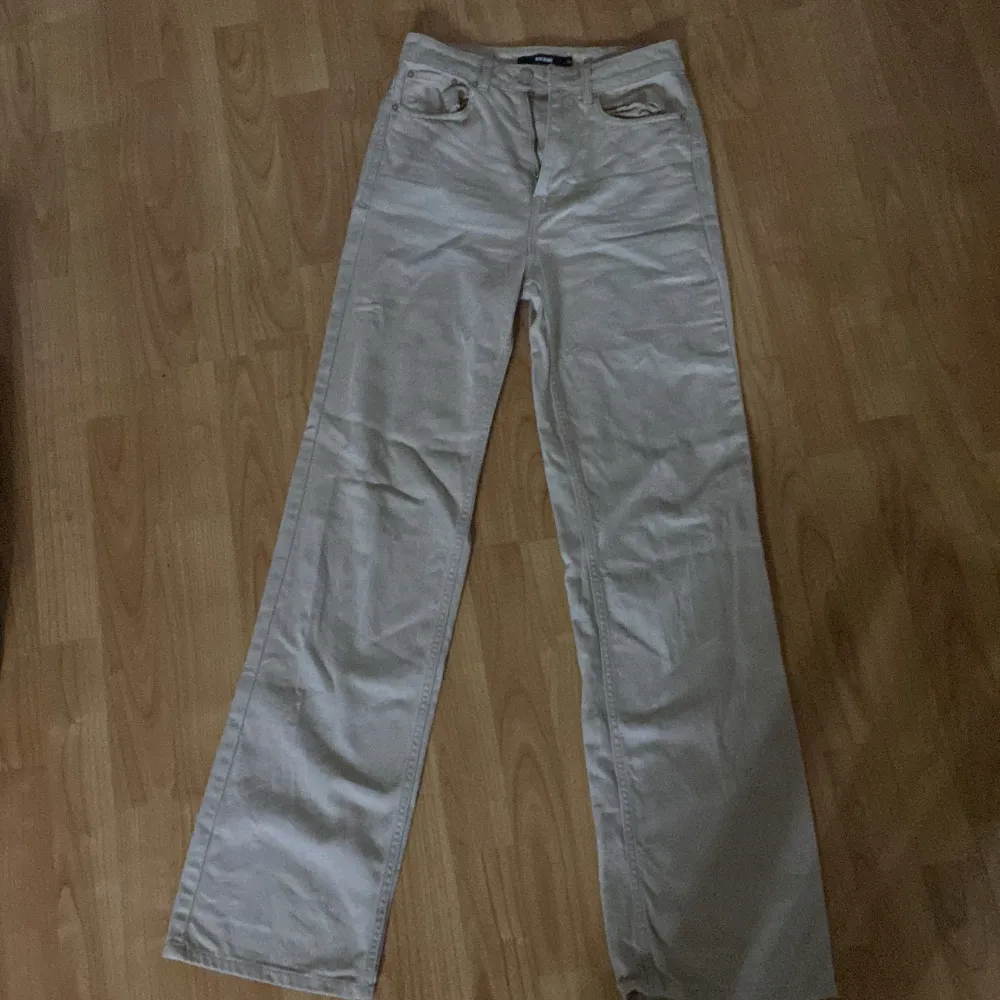Beiga jeans från Bikok i strl 34. Säljer då de blivit för små för mig i midjan. Inga tecken på användning💞. Jeans & Byxor.