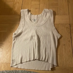 Brandy Melville topp i beige - Beige sport topp, jätte cool och bekväm