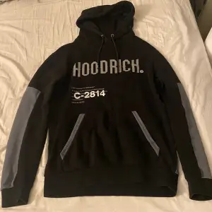 Hoodrich hoodie använd ett par gånger. Inga problem eller slitningar ser ut som ny.