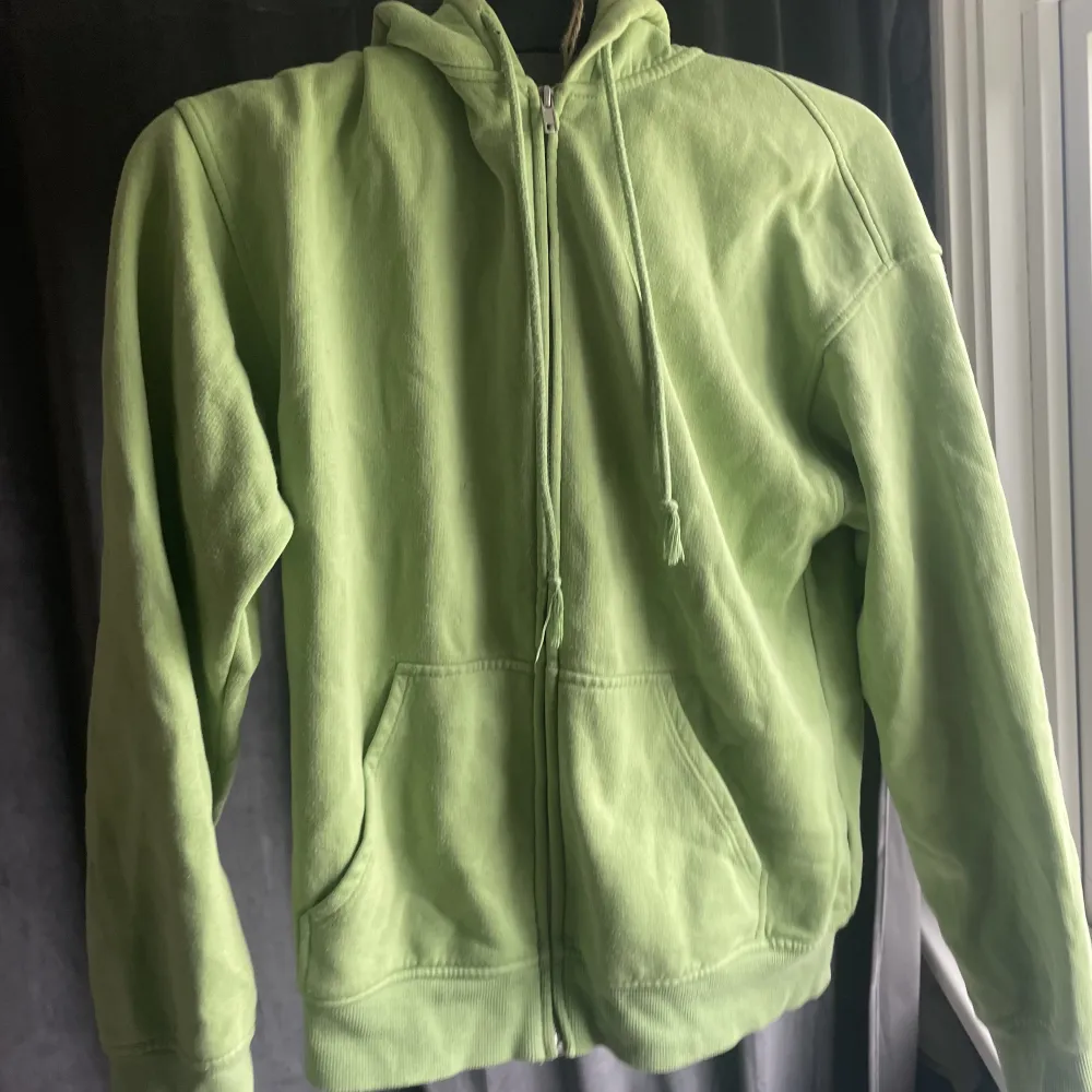 Fin grön zip up hoodie köpt från h&m. Hoodies.