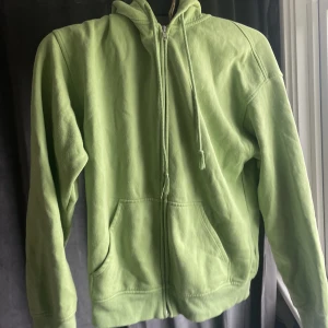 Grön zip up - Fin grön zip up hoodie köpt från h&m