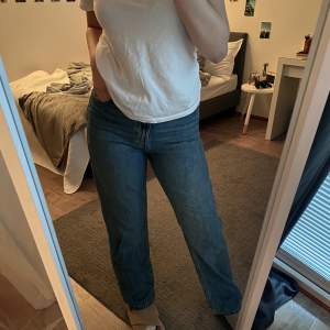 Jag säljer ett par straight denim jeans ifrån Bershka i storlek 38. Jag har sytt in ett resårband eftersom de var för stora för mig men om man gillar en mer baggy stil passar det perfekt. Resåret är lätt att ta ut. 💕perfekt i längden för mig som är 173 cm