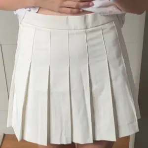 En vit kjol från uniqlo🥰 jag har gillat denna kjol men tyvärr kommer den inte till användning längre. Köparen står för frakt