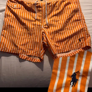 Ralph Lauren Badbyxor - Fräscha snygga ralph lauren badbyxor som väldigt sällan kommit till använding.  Allmänt fint skick.  Storlek M men rätt så stor i storleken