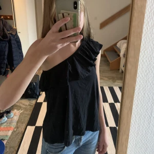 Volangtopp - Supersöt volangtopp i t-shirttyg från L.O.G.G som funkar både till vardags och fest🌟 Står xs på lappen men den är stor så skulle säga att den passar xs-m💗