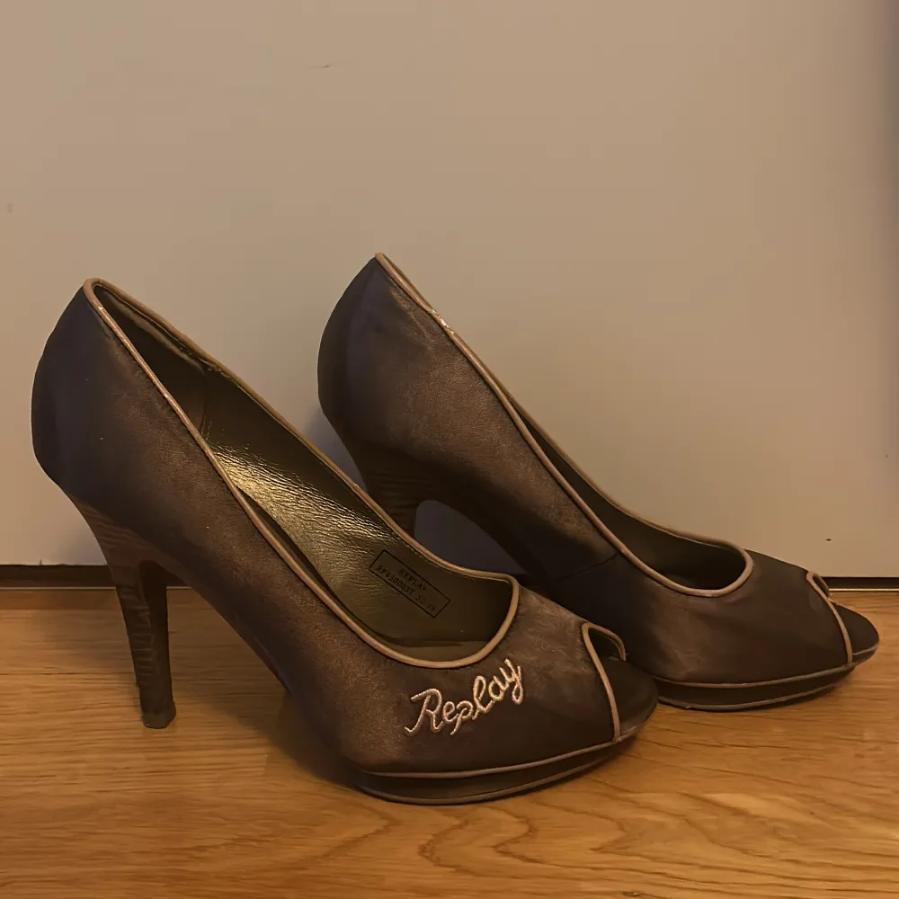 Otroligt fina klackar från vintage märket Replay hade behållt dem om det inte var för små. Skor.