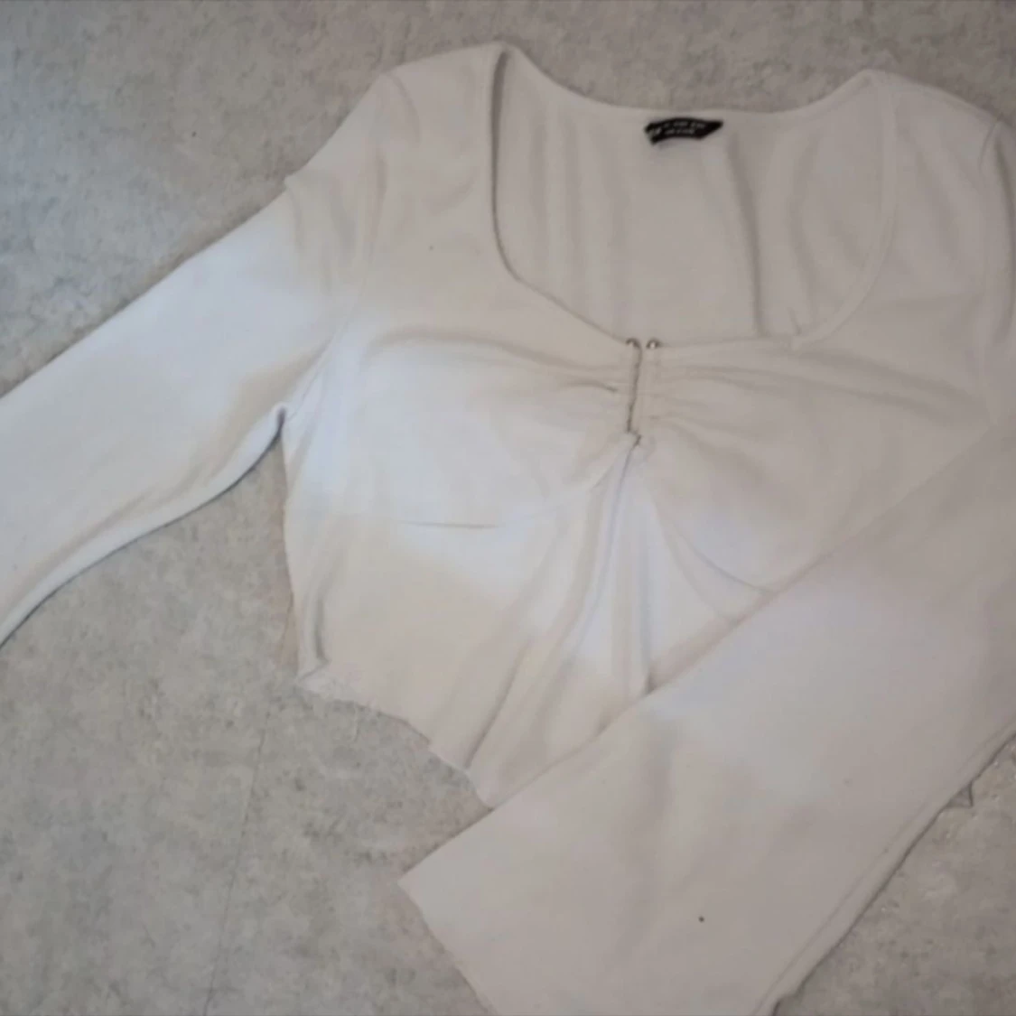 V-formad topp med utsvängd ärm