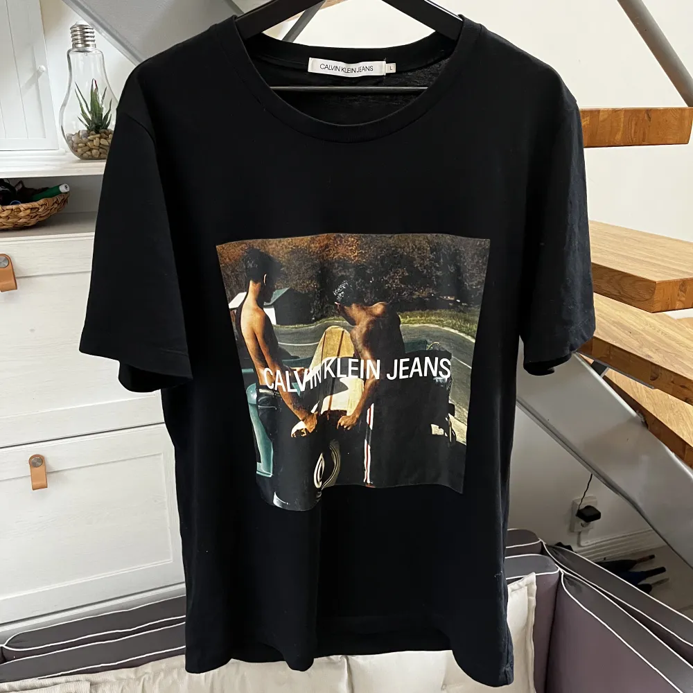 En väldigt snygg Calvin Klein t-shirt som är helt oanvänd. Kvaliten på tröjan är underbar samt en bra passform. T-shirts.