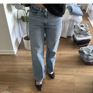 Jeans från Only - StraightJeans från Only iprincip som nya men är tyvärr inte i min stil. Dom är i stolek 27/34 men passar mig jätte bra som har 36/s   Pm om du vill ha egna bilder. (Lånad bild)