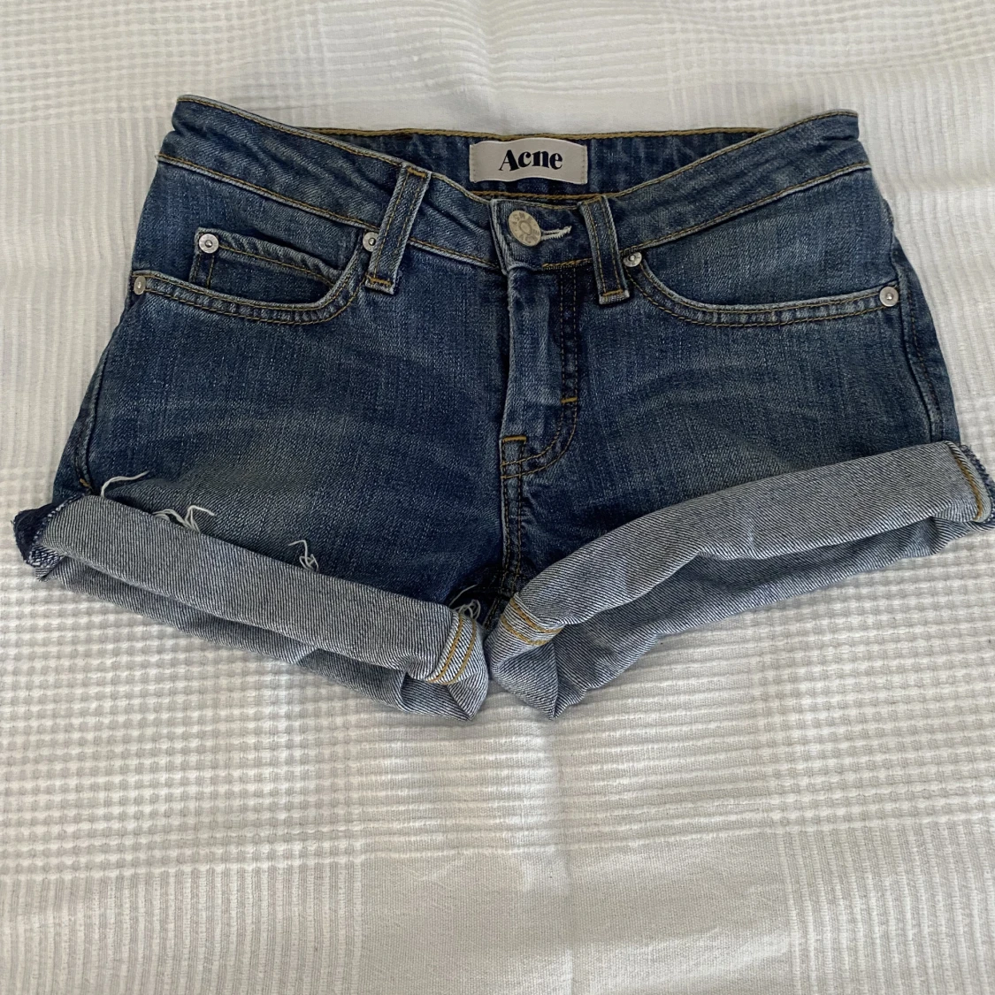 snygga acne jeansshorts