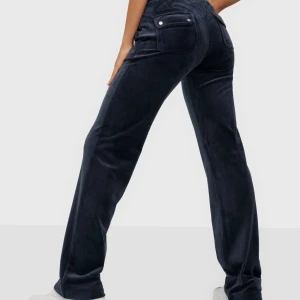 Juicy couture byxor - Jag säljer mina Juicy couture byxor. Dem är i fint skick. Saknar dock en metall bit på ena snöret. Köpt för 1100kr. Passar xs/s. Kom privat vid eventuella frågor. Köparen står för frakten. 