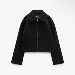 Zara jacka - Populära zara jackan som är slutsåld överallt. Köpte den för 850kr. Den är i nyskick använt endast en gång men tycker inte den sitter bra på mig så den har bara tagit plats i garderoben. 