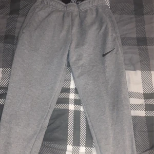 Nike byxor dri-fit - Ett par gråa Nike byxor ”dri-fit” i storlek Medium.