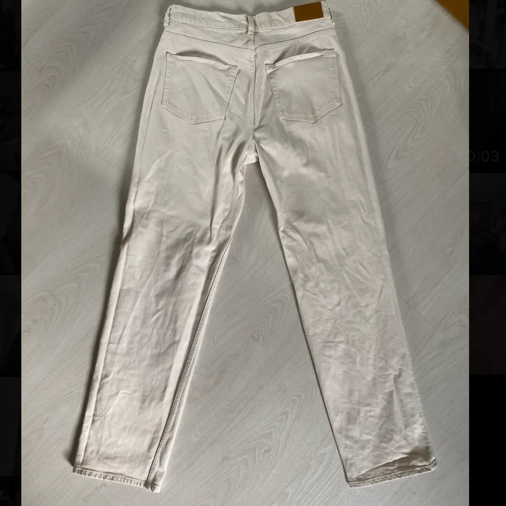 Säljer dessa fina jeans ifrån Gina Tricot i storlek 38 då de är förstora!🤍🤎. Jeans & Byxor.