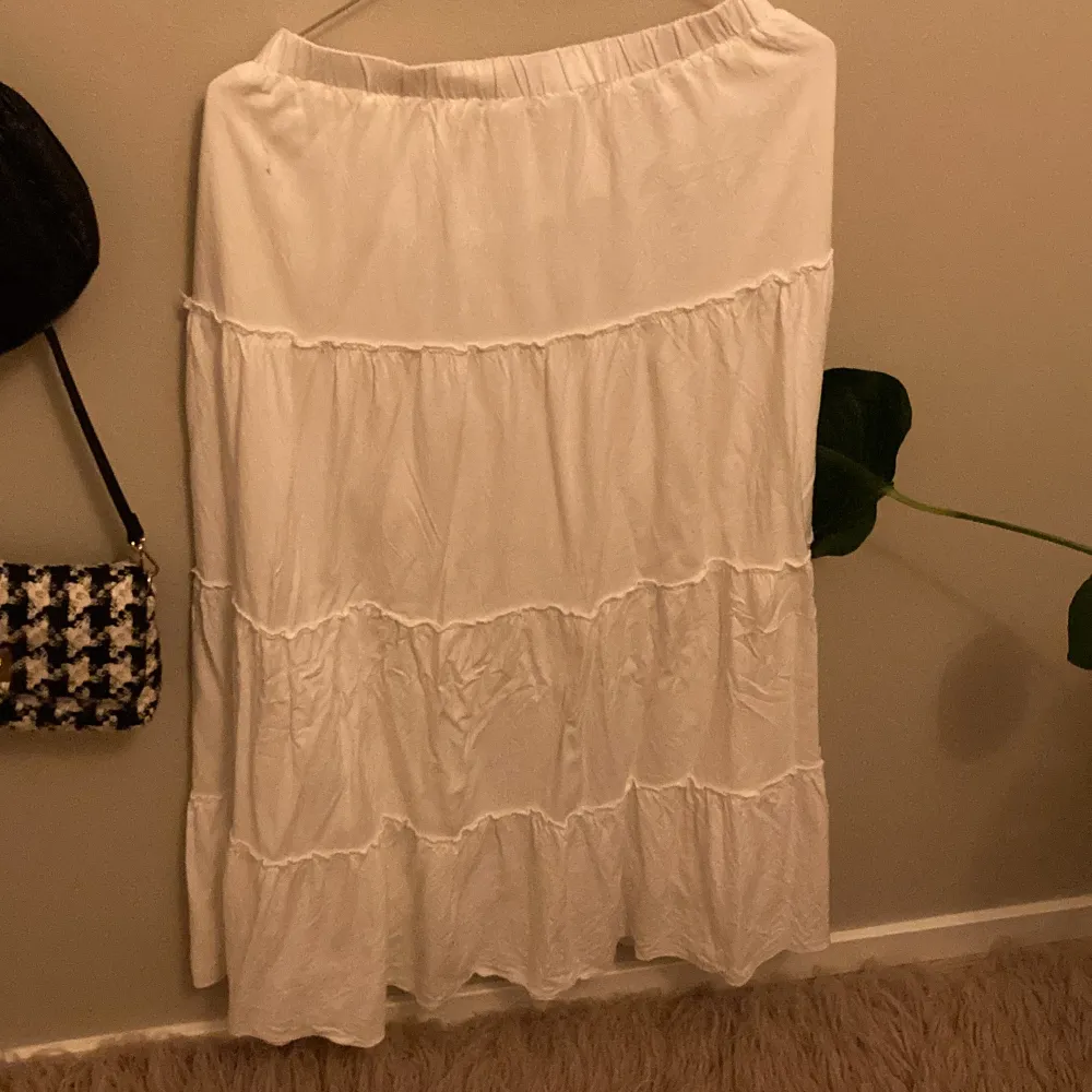 Lång vit volang kjol från brandy Melville, har en eller två jätte jätte små fläckar som knappast syns och den är knappast använd! . Kjolar.