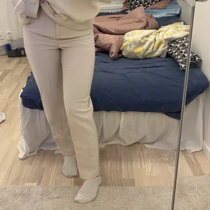 Kostymbyxor  - Så söta kostymbyxor använda fåtal gånger då dem inte riktigt passar mig och blivit små. I storlek 32!❣️