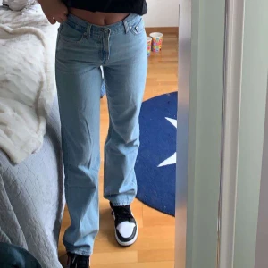 levis jeans - säljer nu dessa skitsnygga levis jeans i en straight modell med medelhög midja, säljer pga det är försmå, de passar fortfarande i längden och jag är ca 168cm. nypris är ca 1000kr, kom privat för mer information och bilder💖💖💖 