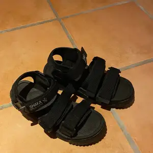 Säljer mina helt nya sandaler från Shaka.
