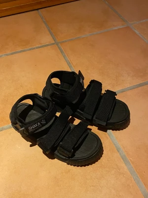 Shaka sandals - Säljer mina helt nya sandaler från Shaka.