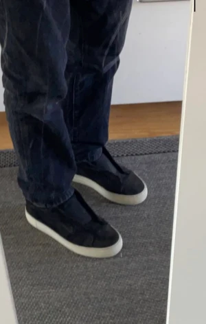 Axel arigato 360 laceless - Säljer mina Axel arigato skor då dom blivit för små. Dom är i storlek 40. Mockan är lite smutsig men inte mer än så egentligen. Dom sitter bra och väldigt bekväma.