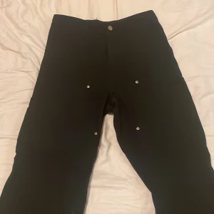 Carhartt Doubleknees - Carhartt doubleknees Byxorna är omsydda från L32 till typ L28, jag är 170 och dom passar perfekt i längden.