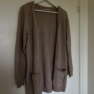 lång kofta/cardigan från Only - säljer denna jättefina cardigan från Only då den inte kommer till användning längre, storlek L men passar allt ifrån XS-L🤎
