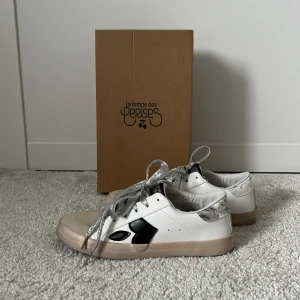 Le Tempus Des Cerises - Jag säljer dessa jättefina skorna från Le Tempus Des Cerises💙Dom är helt nya, aldrig använda. Storlek 37