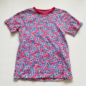 Converse T-shirt - En Converse All-Star T-shirt i nyskick, säljer då den är för liten för mig! Storlek M men sitter som en S/XS i ärmarna⭐️⭐️
