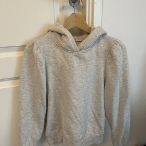 Ljusgrå hoddie - Ljusgrå hoddie som inte är så använd från pieces, säljs pågrund av att den inte kommer till användning 