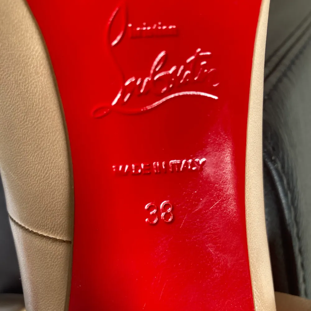 Fina Christian Louboutin skor i stl 38  Klackhöjd 10 cm  Fint skick utvändigt och invändigt.  Normalt slitage på sulan.  . Skor.