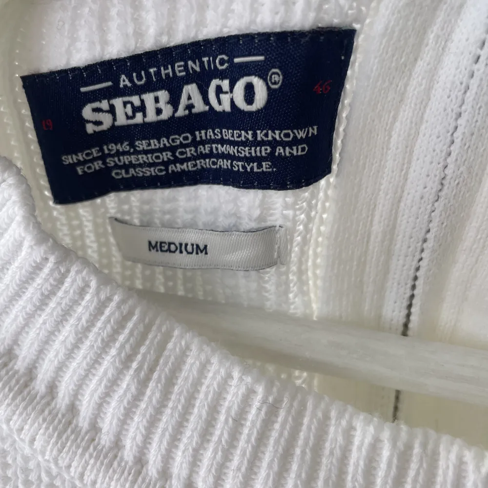 Vit stickad tröja från SEBAGO, sällan använd 🌊 ⛵️. Stickat.